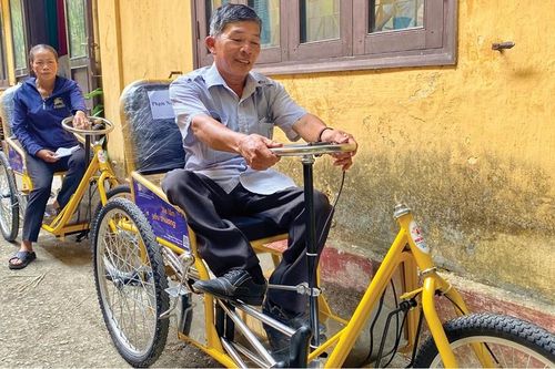 Xe lăn, xe lắc: Phương tiện di chuyển, công cụ mưu sinh cho người khuyết tật