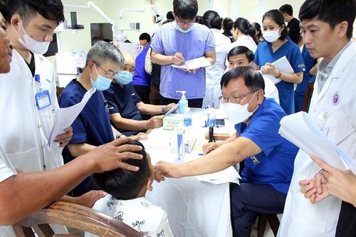 Hơn 40 bệnh nhân được khám và phẫu thuật dị tật khe hở môi - vòm miệng