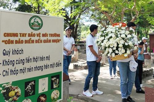Côn Đảo: Thực hiện 'Giỏ lễ xanh' không vàng mã, chai nhựa và túi nilon