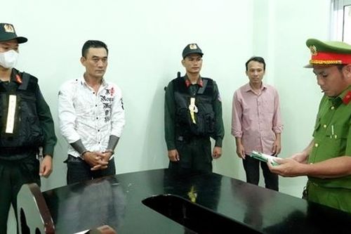 Dùng vỏ điện thoại thế chấp cầm đồ rồi giở thói côn đồ