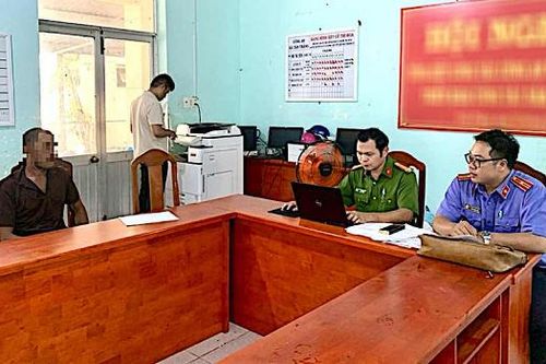 Tạm giữ hình sự cha dượng xâm hại con riêng của vợ