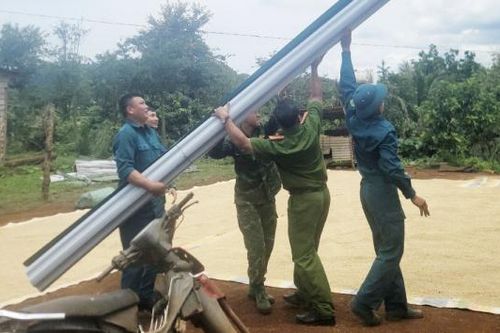 Công an huyện Đắk Mil hỗ trợ nhân dân khắc phục hậu quả sau dông lốc