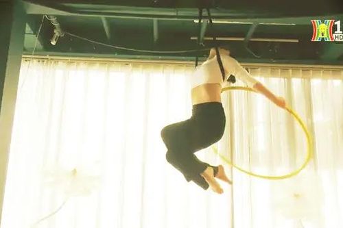 Yoga bay thu hút giới trẻ