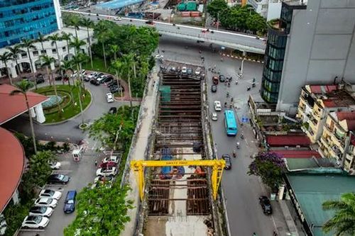 Rào chắn gầm cầu vượt Nguyễn Chí Thanh phục vụ thi công