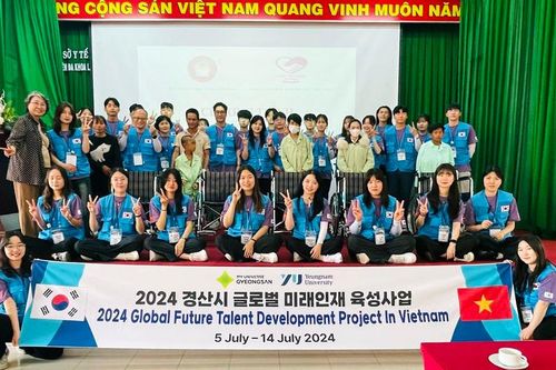 Hội Khuyến học Lâm Đồng cùng nhà tài trợ trao 10 xe lăn phục vụ bệnh nhân