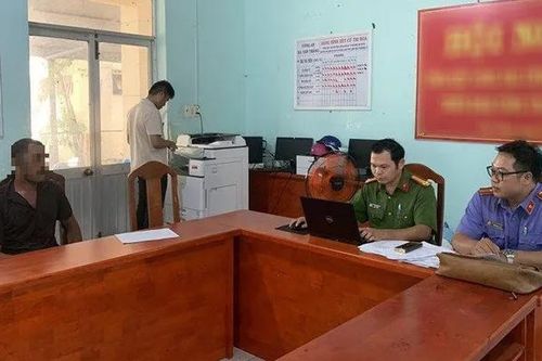 Điều tra vụ cha dượng xâm hại tình dục con của 'vợ hờ'