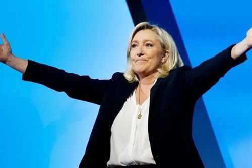 Pháp: Ông Macron 'tự bắn vào chân'