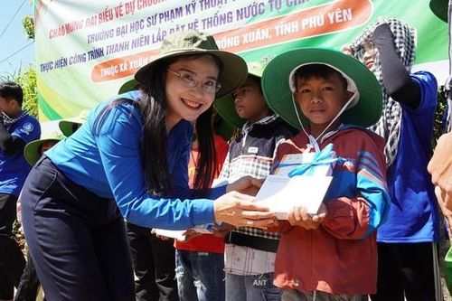 Bí thư Trung ương Đoàn thăm đội hình sinh viên tình nguyện tại tỉnh Phú Yên