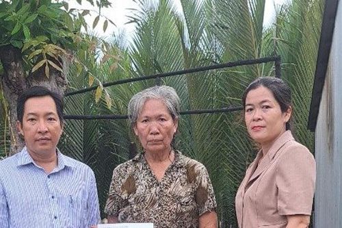 Sét đánh cháy nhà người phụ nữ nghèo ở Cà Mau