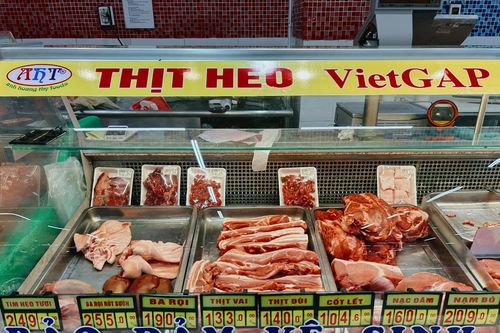 Giá thịt heo tăng cao, giá chợ đắt ngang siêu thị