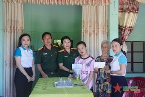 Hội Phụ nữ Bộ CHQS tỉnh Quảng Trị tặng quà gia đình có hoàn cảnh đặc biệt khó khăn