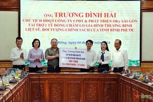 Trao tặng nhà và kinh phí xây dựng nhà tình nghĩa cho người có công, gia đình chính sách trên địa bàn tỉnh Bình Phước
