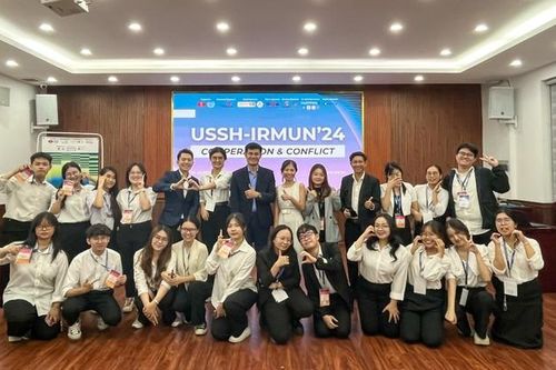 Sinh viên tranh luận tại sân chơi học thuật mô phỏng Hội nghị Liên Hợp Quốc