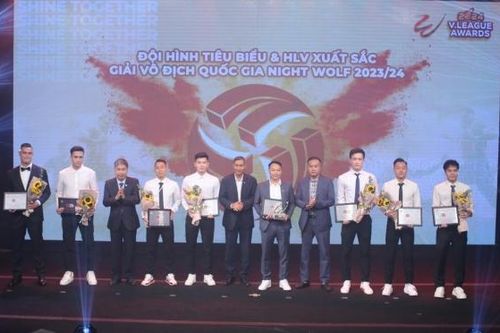 Trao giải V-League 2023/24: Tiền đạo CLB Nam Định Rafaelson giành 'cú ăn 3'