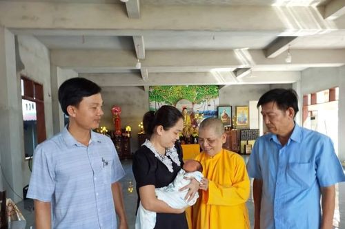 Tìm người thân cho bé sơ sinh bị bỏ rơi