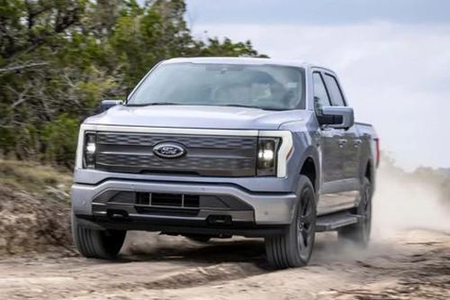 Ford triệu hồi loạt bán tải điện do nguy cơ rơi kính chắn gió