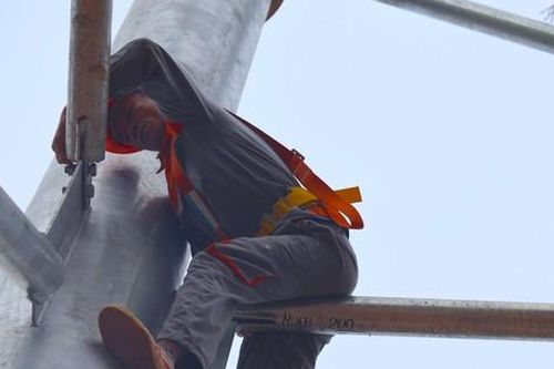 Những người thợ vắt vẻo trên cột điện 500kV mạch 3 trong nắng nóng gay gắt xứ Nghệ