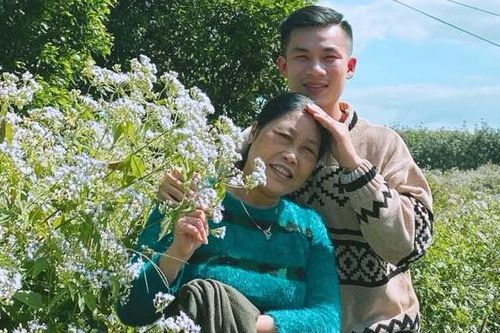 Nửa đời yêu thương con riêng của chồng, mẹ kế khóc nức nở ngày nhận 'quả ngọt'
