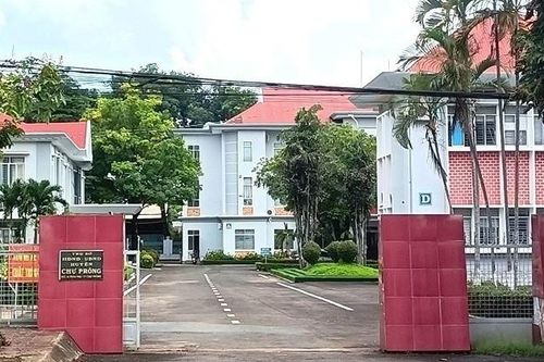 Chánh văn phòng vẫn ký văn bản, đóng dấu đỏ dù đã bị khởi tố