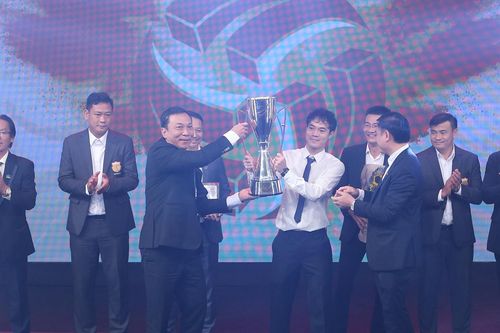 Lễ trao giải V-League Awards 2024: Rafaelson lập 'hat-trick' giải thưởng