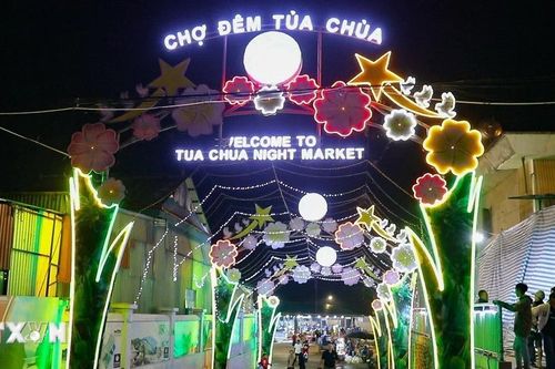 Điện Biên: Đến chợ đêm Tủa Chùa xem người dân livestream bán hàng