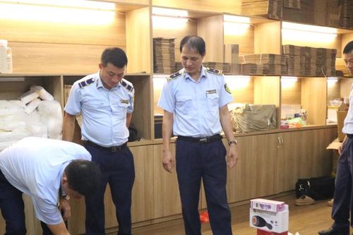 Liên ngành thu giữ hàng chục nghìn sản phẩm không rõ nguồn gốc xuất xứ