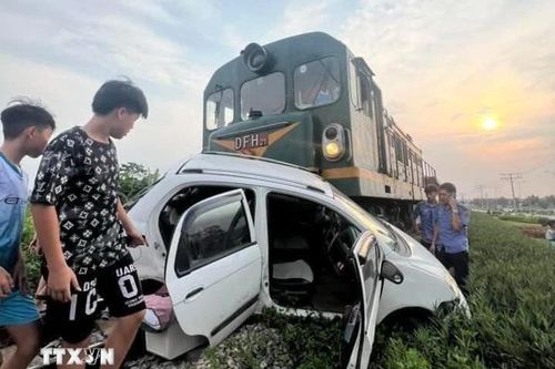 Vĩnh Phúc: Va chạm giữa tàu hỏa và ôtô 5 chỗ khiến 2 người bị thương