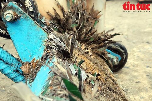 Thu gom hơn 10kg đinh 'giăng bẫy' người đi đường ở Thủ Đức