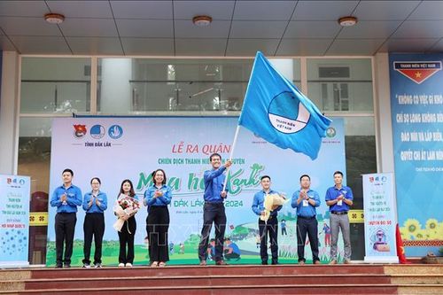 Tổ chức nhiều đội hình tình nguyện về với buôn làng