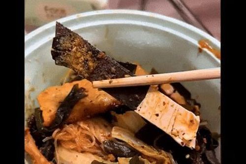 Đặt đồ ăn, người phụ nữ sốc nặng khi nhìn thấy thứ bên trong