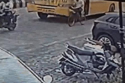 Clip: Đang đạp xe trên đường, người đàn ông bị xe buýt tông tử vong
