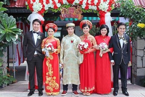 Anh chị em ruột đám cưới cùng một ngày với lý do rất hợp lý