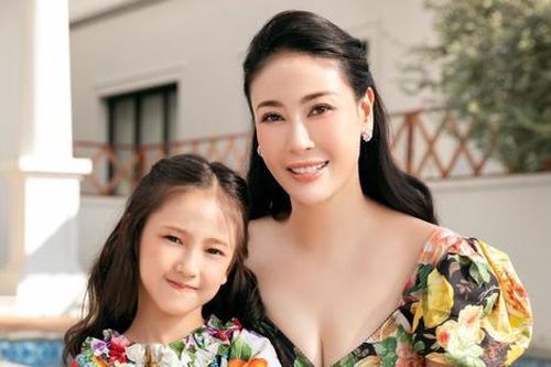 'Ái nữ hào môn' nhà Hà Kiều Anh diện loạt váy giá hàng chục triệu đồng