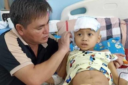 Vợ biệt tích, con trai lớn đuối nước, người cha cầu xin sự sống cho đứa con nhỏ mắc bệnh hiểm nghèo