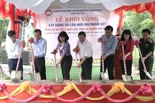 Khởi công xây dựng 20 nhà 'Đại đoàn kết' hỗ trợ người dân huyện Châu Phú