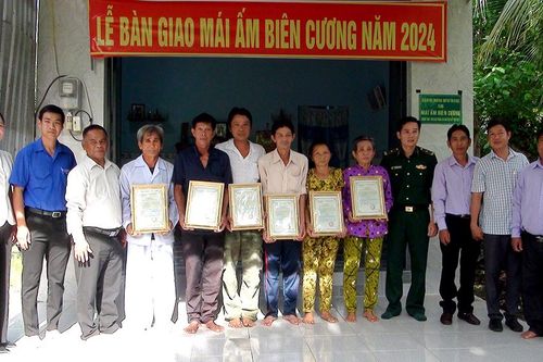 Bàn giao 6 Mái ấm biên cương tại xã An Nông