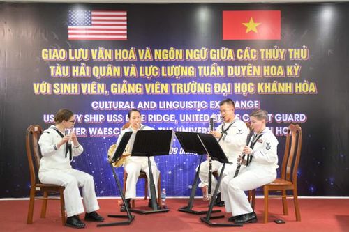 Thủy thủ tàu USS Blue Ridge và Waesche giao lưu văn hóa với sinh viên Trường Đại học Khánh Hòa