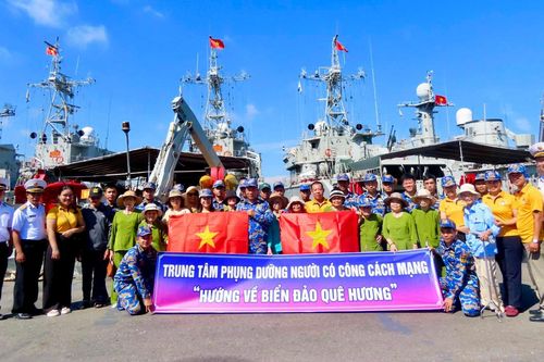 Đoàn đại biểu người có công cách mạng Thành phố Đà Nẵng thăm Vùng 3 Hải quân