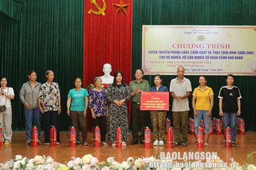 Công an tỉnh: Tuyên truyền phòng cháy, chữa cháy và trao 100 bình chữa cháy cho các hộ nghèo, cận nghèo