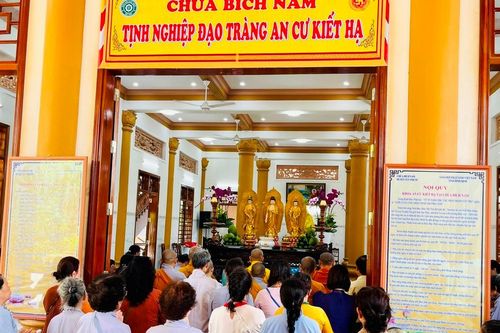 Bình Định: Ban Từ thiện xã hội GHPGVN tỉnh thăm, cúng dường 10 trú xứ an cư