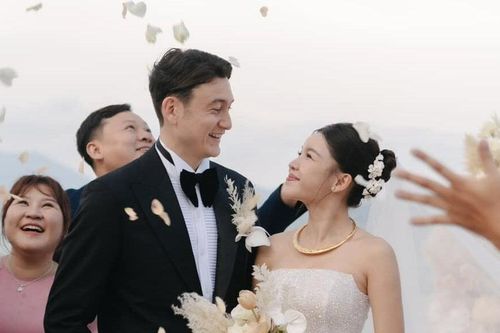 Văn Lâm tung ảnh cưới lãng mạn cùng Yến Xuân