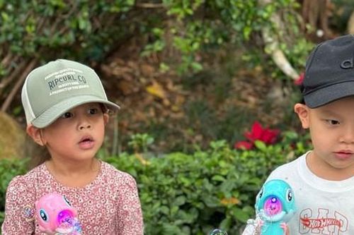 Hồ Ngọc Hà cho Lisa - Leon đi nước ngoài chơi vẫn không quên dạy tiếng Việt, netizen khen: Học bài mà cũng dễ thương