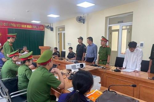 Bắt Chi cục trưởng Chi cục Hải Quan cửa khẩu Xín Mần