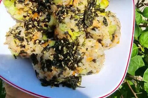 Cách làm cơm nắm rong biển cá hồi ngon cho các bé