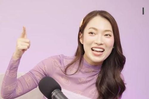 MC Khánh Vy có đang 'lạc quẻ' khi dẫn podcast 'Anh Trai Vượt Ngàn Chông Gai'?