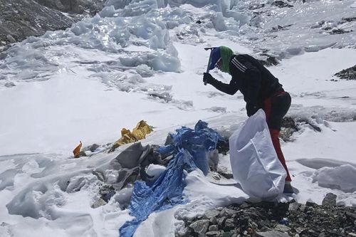 Dọn rác trên đỉnh Everest