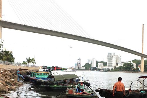 Quảng Ninh: Bến bãi tự phát lén lút hoạt động bên bờ vịnh