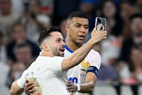 Vì sao Mbappe không đeo mặt nạ ở bán kết?