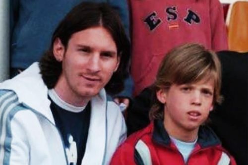 Bức ảnh Dani Olmo 'bị ép' chụp với Messi lan truyền