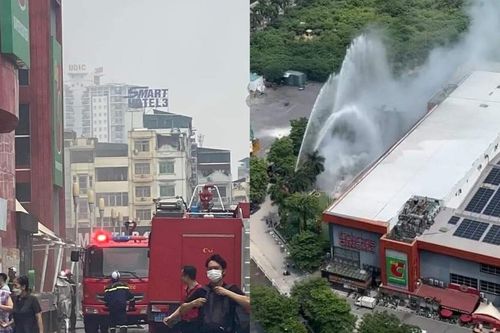 Cháy tại BigC Thăng Long, khói bốc ra nghi ngút giữa buổi trưa
